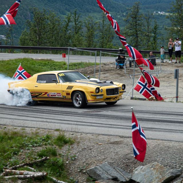Gul bil i bakkeløp