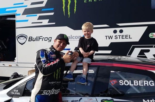 Petter Solberg og liten gutt ved bil