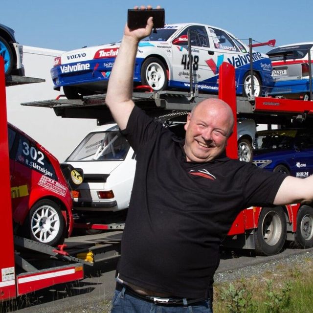 Jan helge Nilssen foran biler