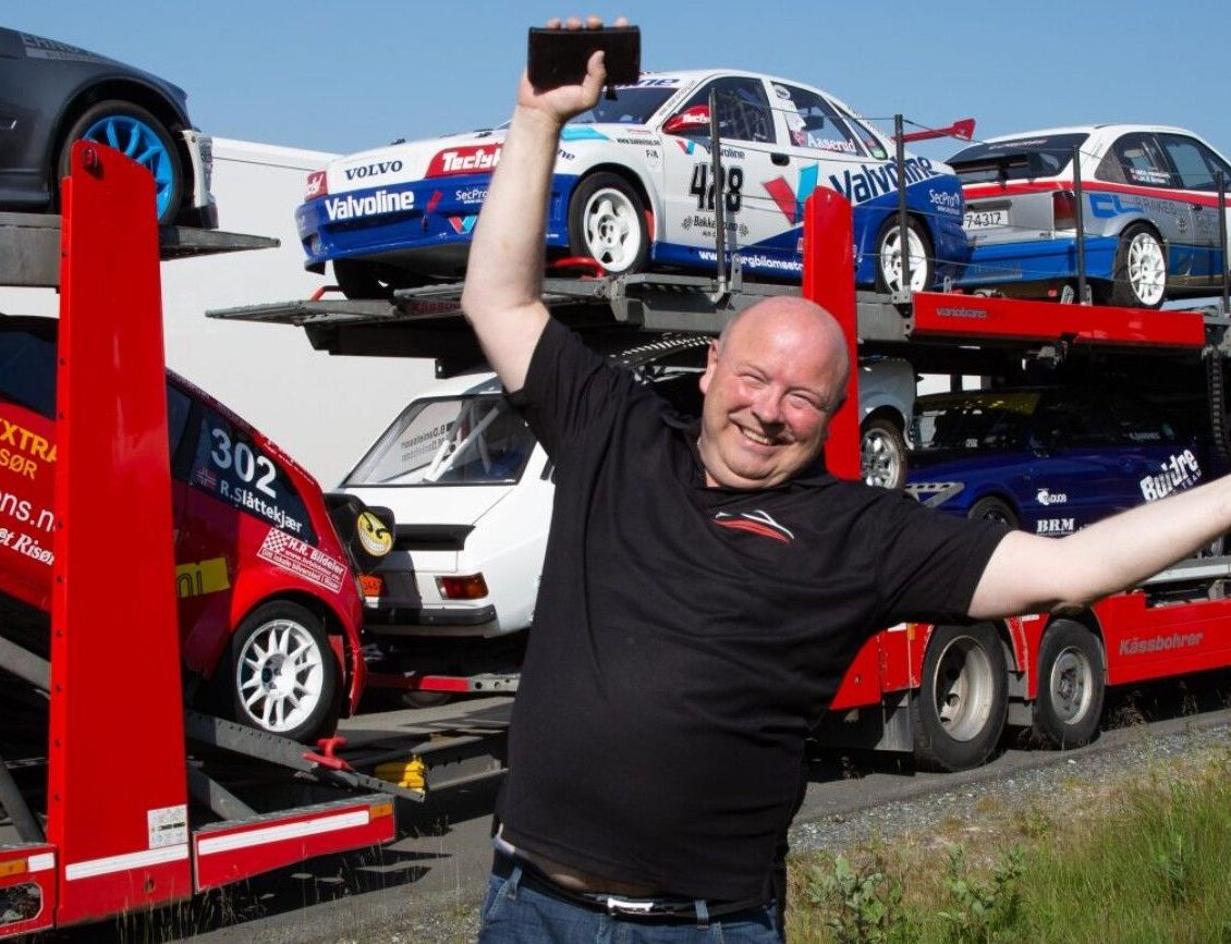 Jan helge Nilssen foran biler